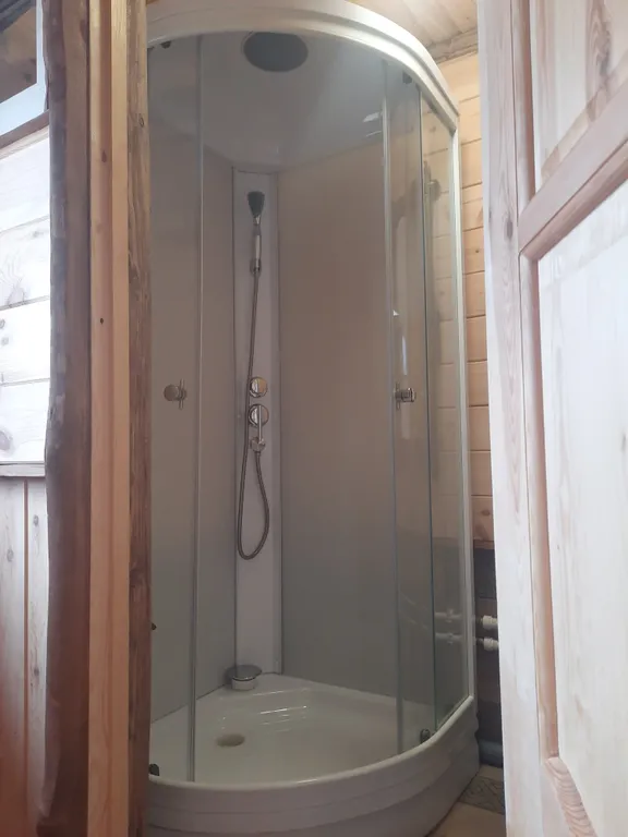 Уютный чистый дом с верандой на берегу реки Варзуга