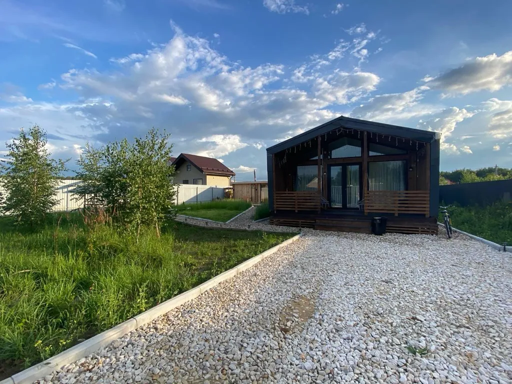 Новый стильный дом с камином