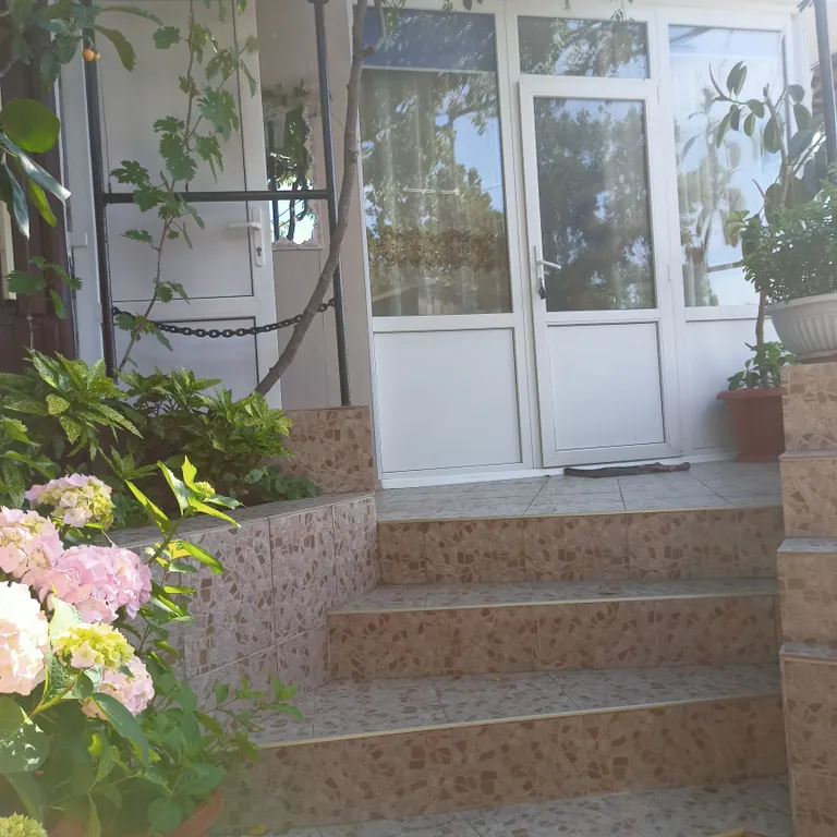 Уютный домик с видом на море и горы