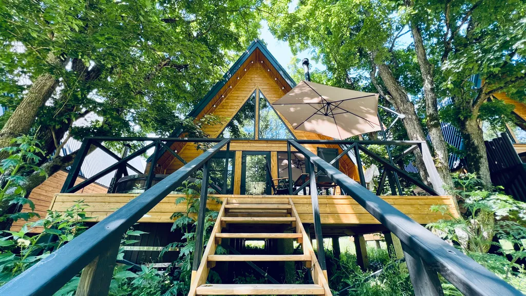 Дом с видом на лес рядом с горной рекой