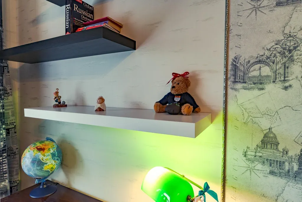 В центре, с видом на Адмиралтейский канал и "Новую Голландию"