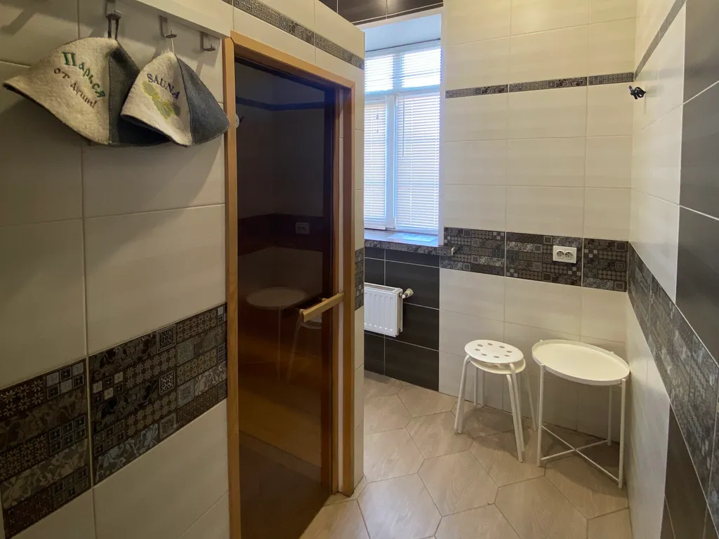 Гостевой дом среди леса с видом на озеро и город