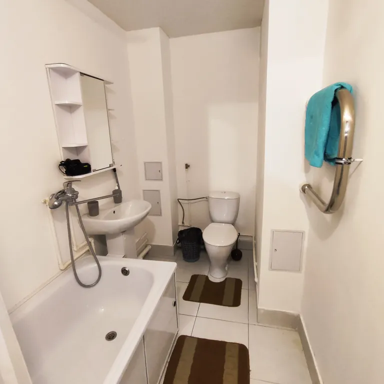 Рядом ЖД вокзал, автовокзал, Синегорье, парк Пушкина, магазины