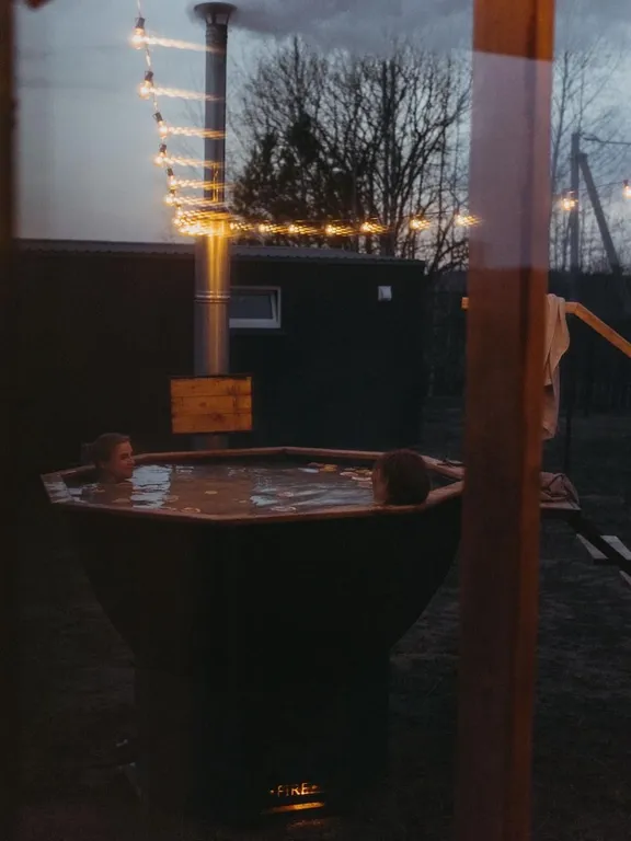 Стильный Красный дом у реки