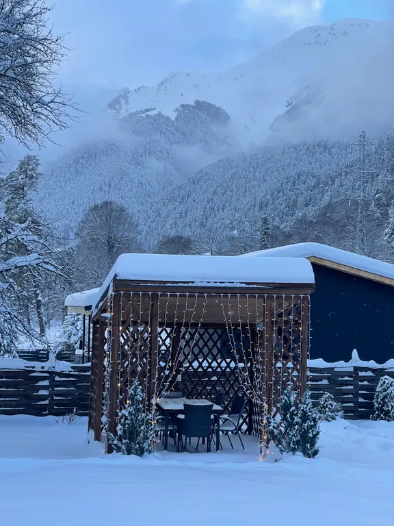 Уютный коттедж с видом на горы