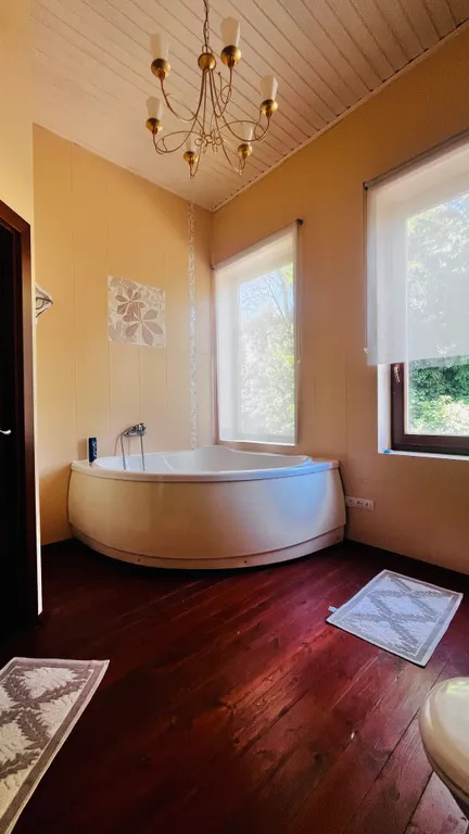 Вилла с бассейном на холме