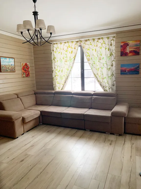 Деревянный 2-этажный коттедж у леса