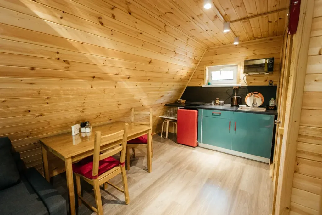 Уютные дома из дерева на берегу Волги