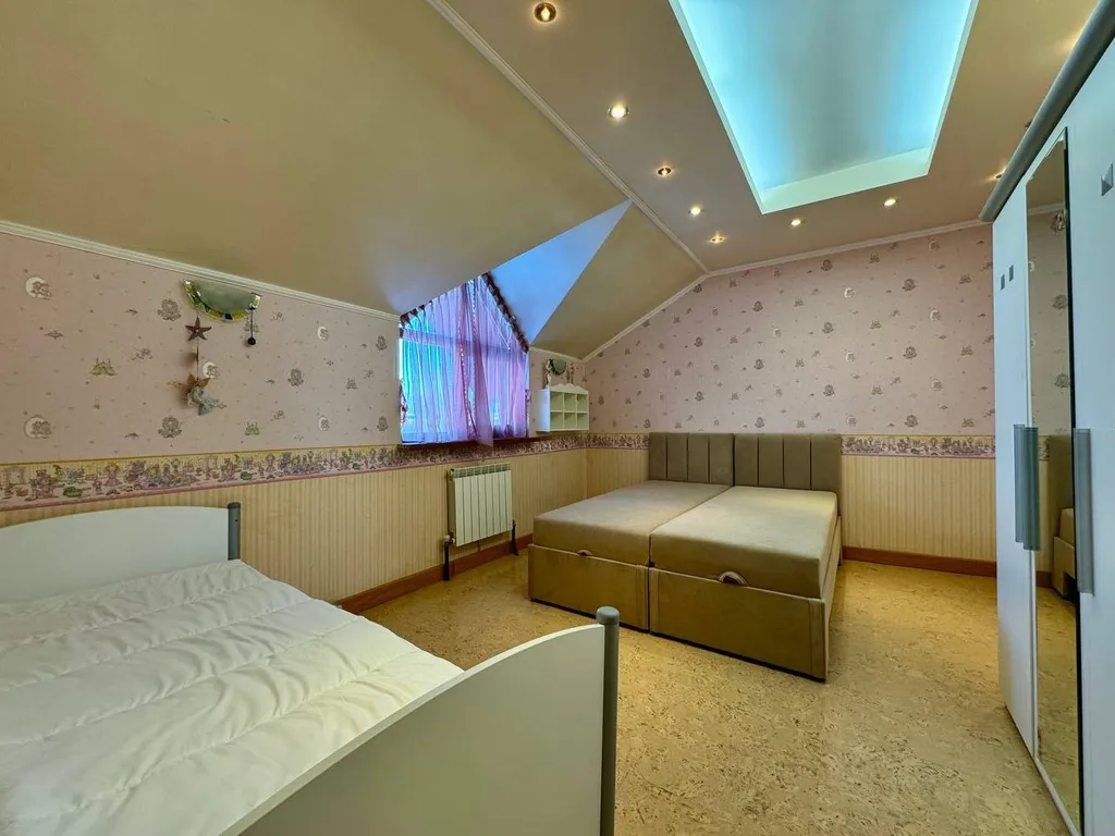 Дом с сауной и бассейном в черте города