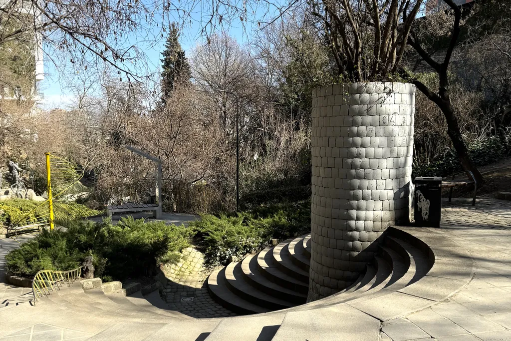 Дом, милый дом в центре города, Район Ваке