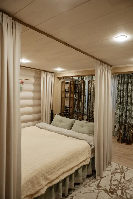 Уютный дом на берегу реки