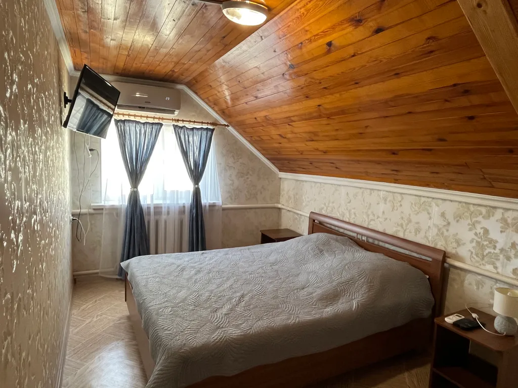 Двухэтажный дом с бассейном