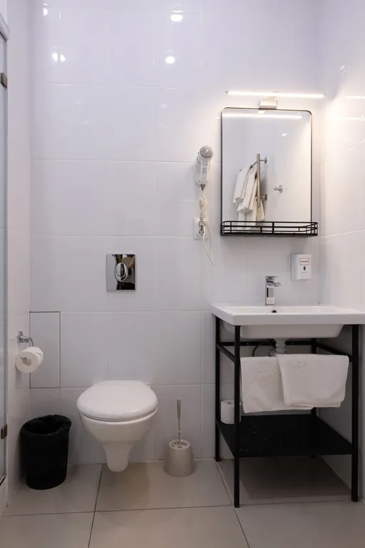 Номер в отеле с двуспальной кроватью и кондиционером