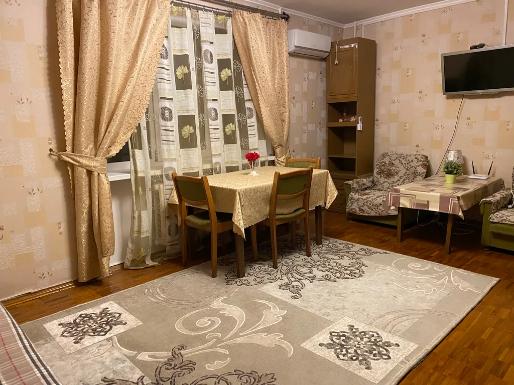 Двухкомнатная квартира с большой лоджией в центре Феодосии