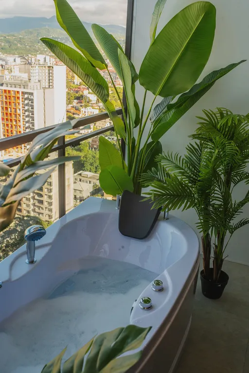 Студия рядом с морем с тропиками и джакузи на балконе