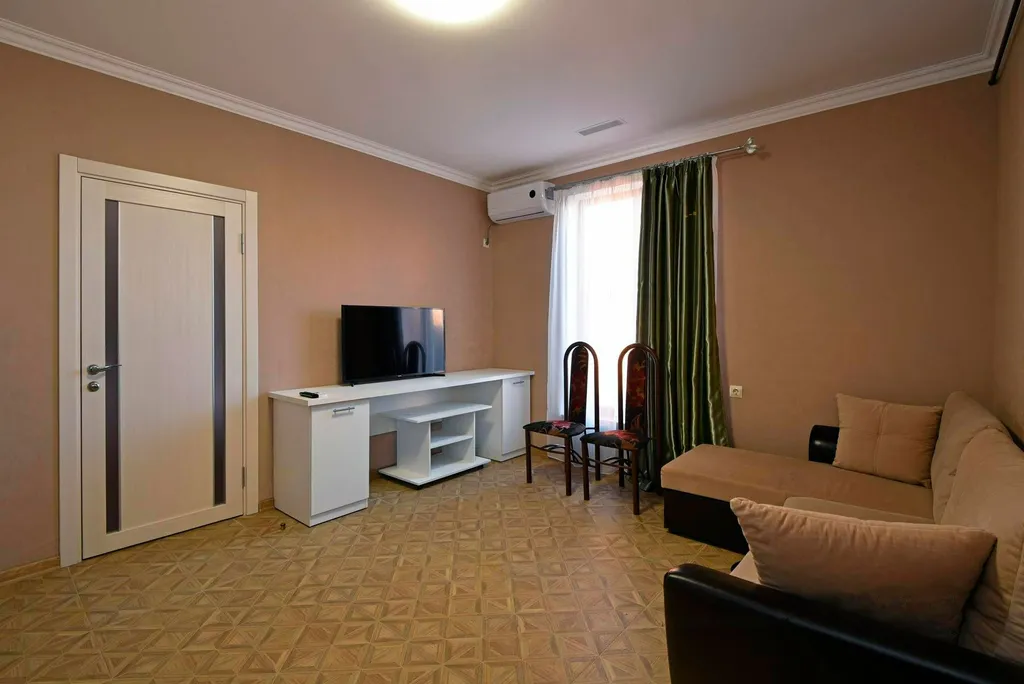 Уютный двухкомнатный семейный номер на первом этаже