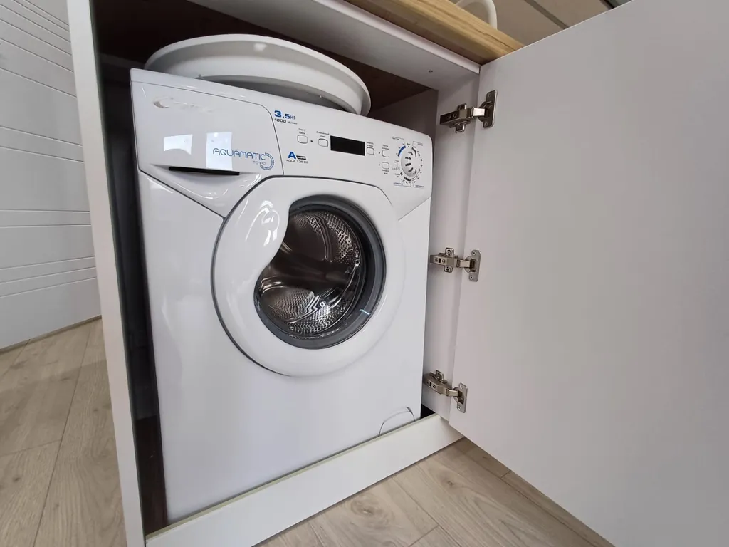 Современная студия для отдыха с видом на бассейн