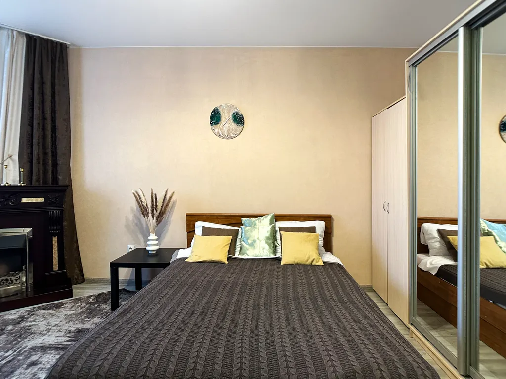 Евродвушка с камином, большой ванной и видом на пруд