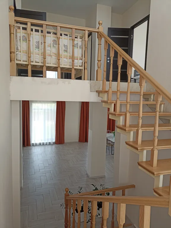 Уютный дом с зеленой лужайкой