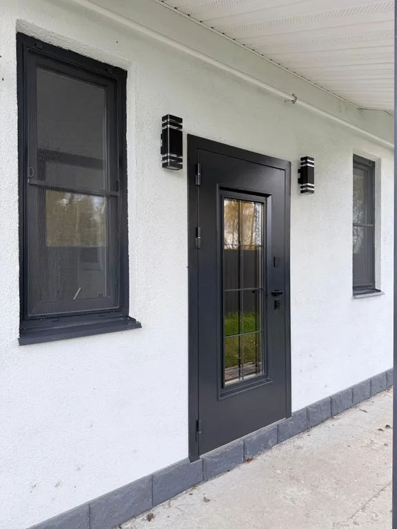 Уютный дом с панорамными окнами рядом с озером