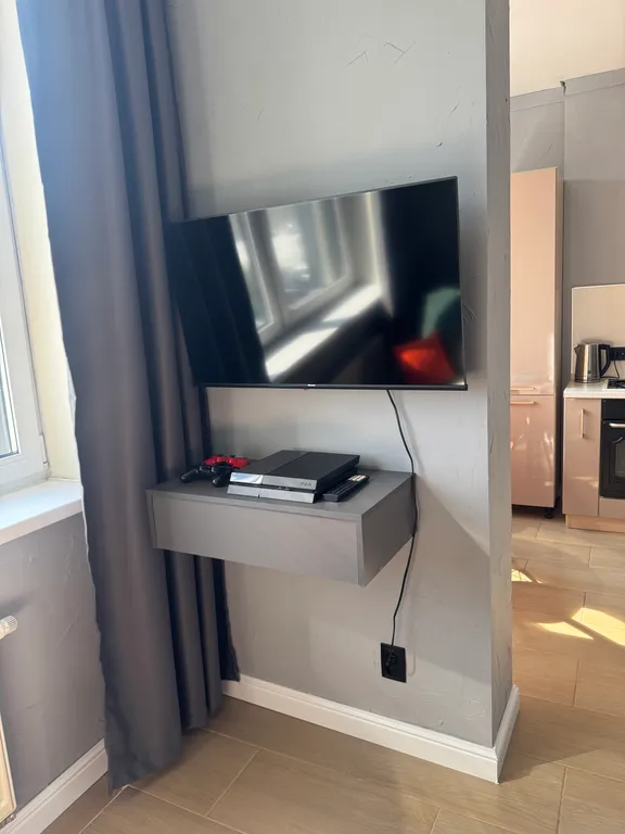 Уникальная студия с видом на стадион, арт-декором и PlayStation