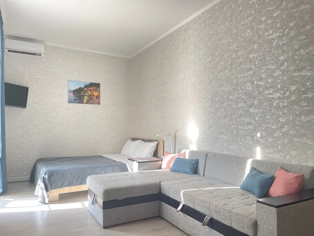 Рядом с пляжем Омега и парком Победы