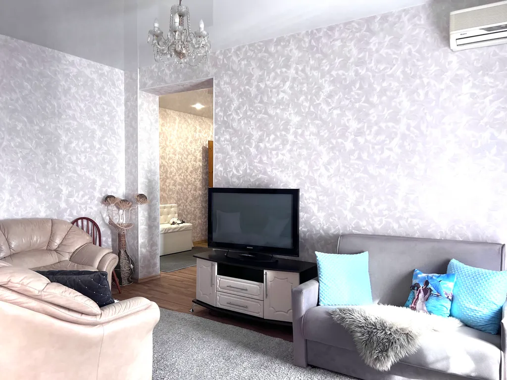 2-комнатная квартира класса люкс в центре города! Район Площади