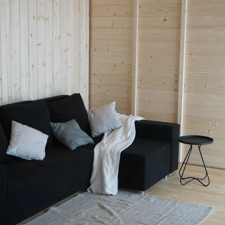 Дом с фурако на берегу реки