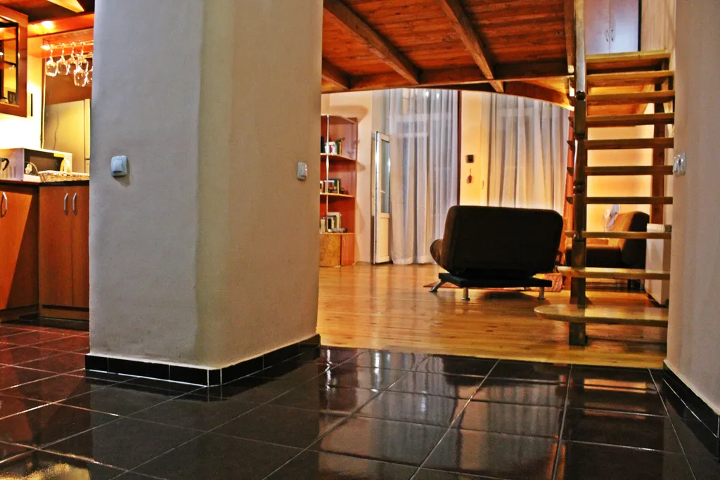 Двухуровневый апартамент с балконом в старом городе