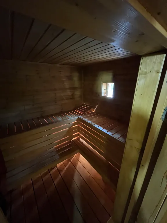 Дом и баня у скалы