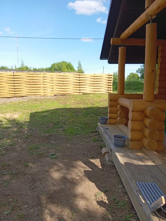 Деревянный дом, на берегу меличуярви, на краю леса в карельском селе