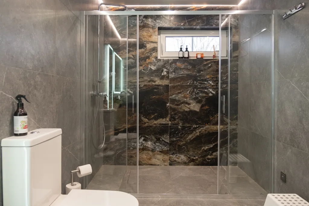 Дом на берегу лесного озера