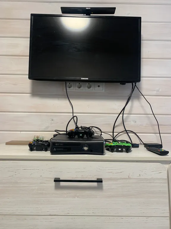 Два новых дома на большом участке с лесом