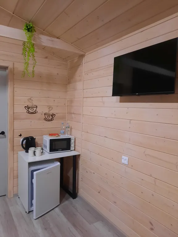 Уютный четырехместный Домик де-люкс с двухспальной кроватью