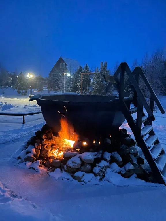 Коттедж с двумя спальнями с беседкой и мангалом