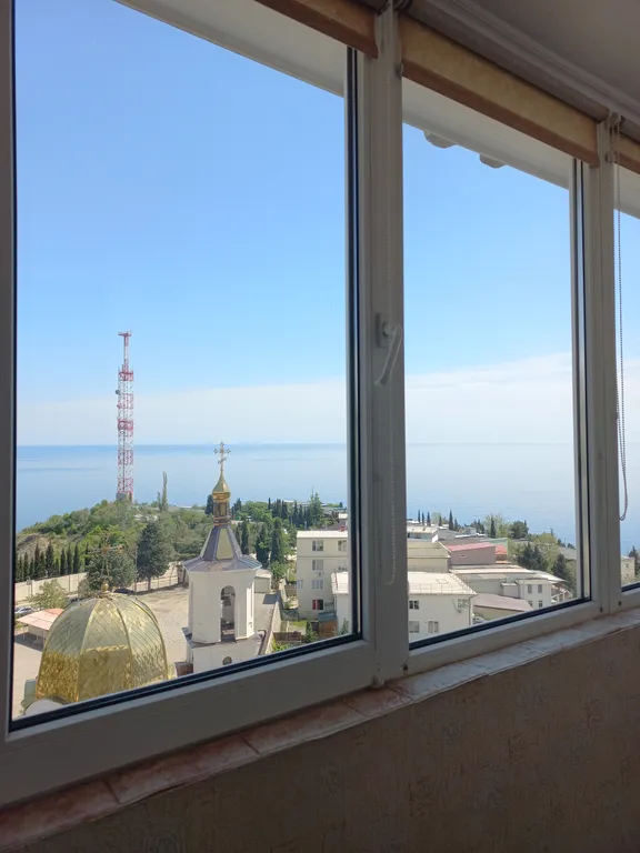 С панорамным видом на море и гору медведь (аю-даг)