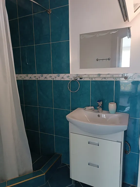 сдается коттедж 2  этажа.130 кв. м, с тремя отдельными комнатами