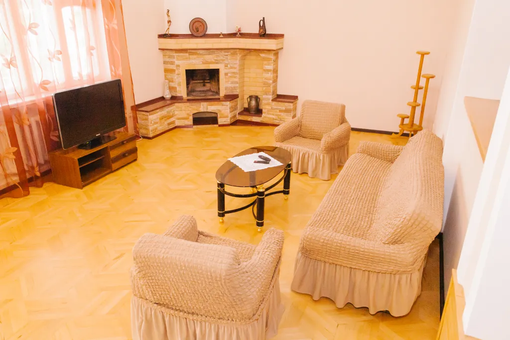 Уютный дом с камином и большим балконом