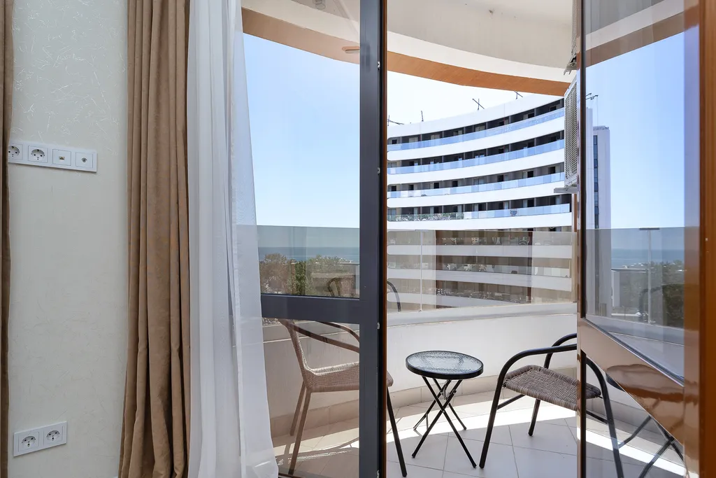 Трехкомнатная квартира у моря с балконом!