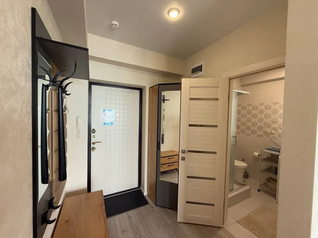 Ретро студия с панорамными окнами с видом на море, бассейн