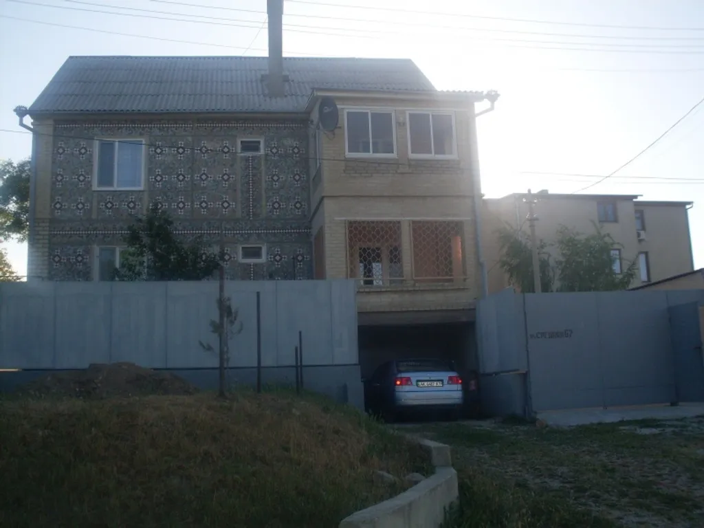 Большой дом в Евпатории со своим двором