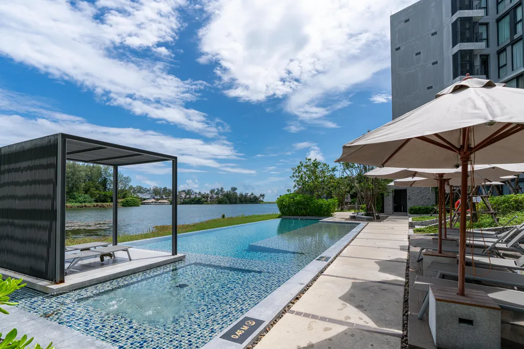 Две спальни с видом на озеро и море