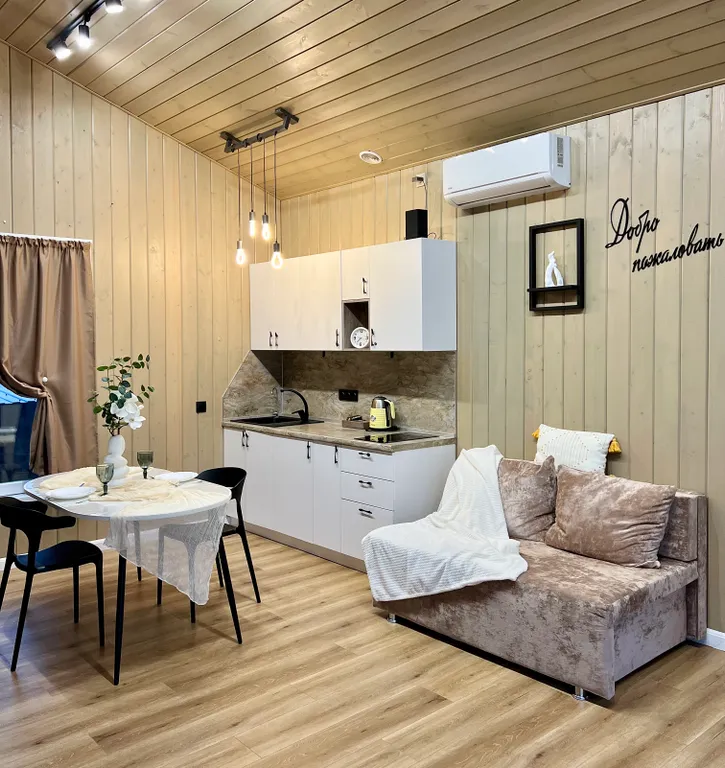 Уютный дом у реки недалеко от города с настоящим дровяным камином