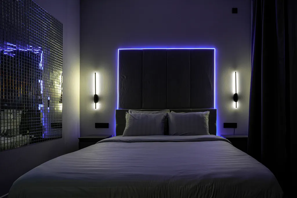 Luna Moscow — дизайнерская квартира с зеркальной мозаикой возле кровати