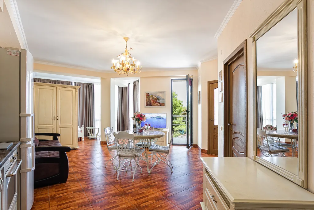 Просторная видовая двухкомнатная квартира на берегу моря в Ливадии