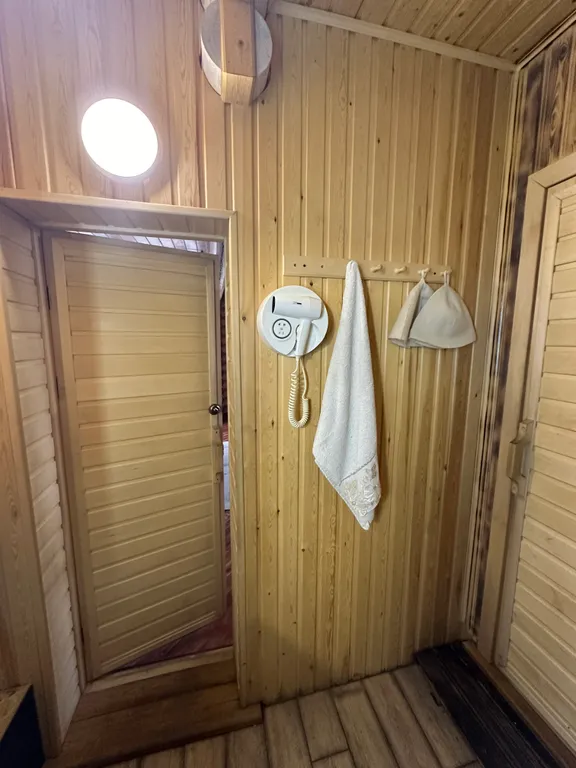 Дом из бруса на берегу моря с зоной барбекю и собственной парной