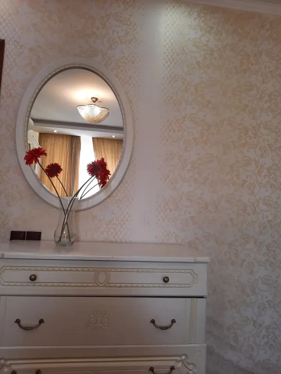 Трёхкомнатная, три кровати, диван, самый центр левого берега