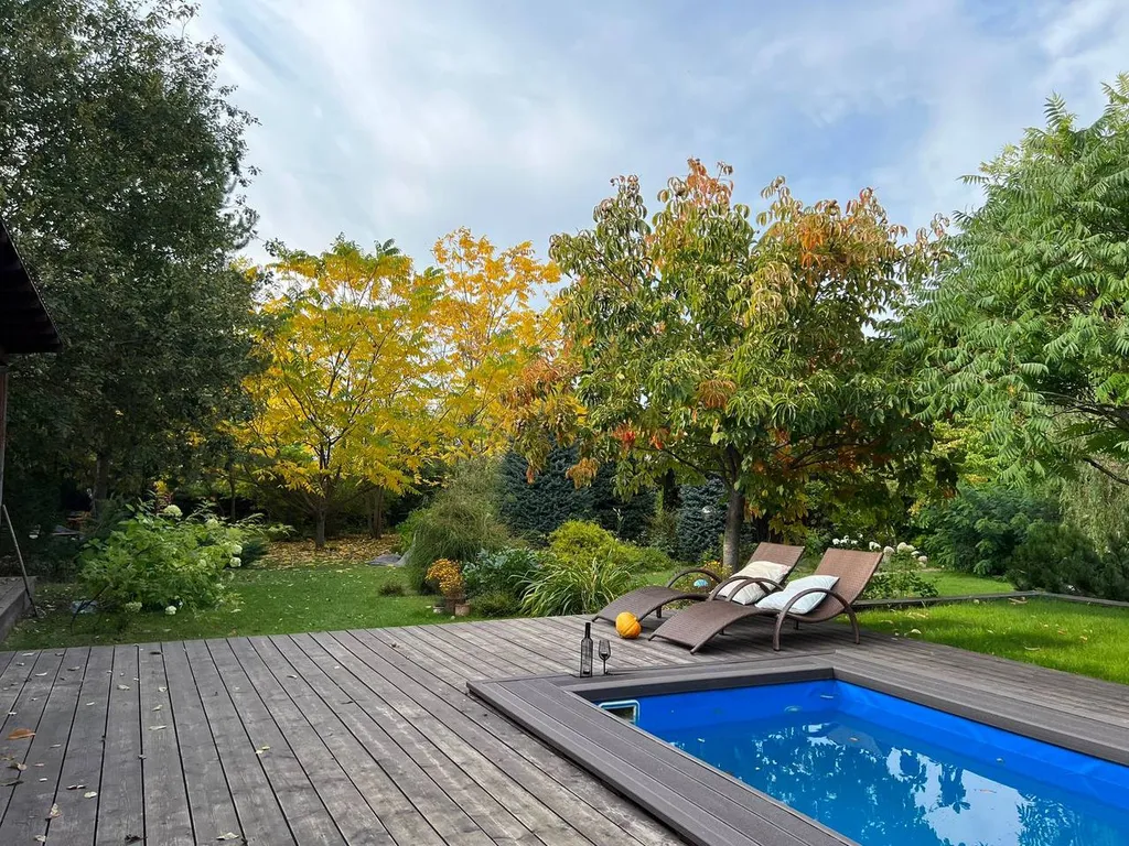 Уютный деревянный дом с ландшафтным садом у озера