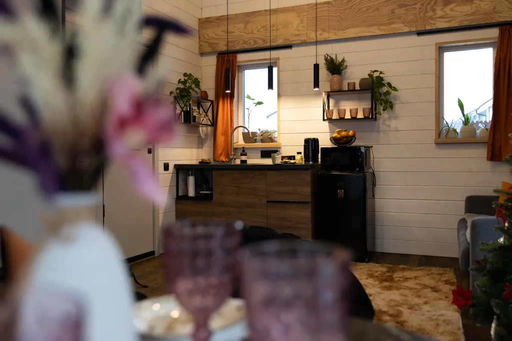 Новый дом с камином на берегу реки