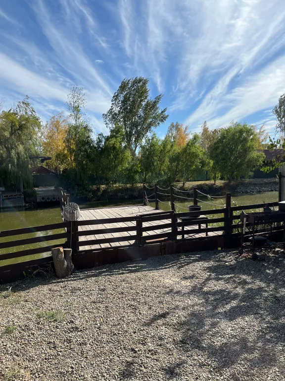 A-Frame на берегу реки, рыбалка с пирсом в Береговом